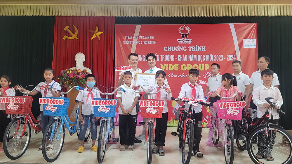 Cộng đồng nha khoa Việt tặng xe đạp cho các em học sinh sinh nghèo vượt khó tại xã An Bình, huyện Văn Yên, tỉnh Yên Bái